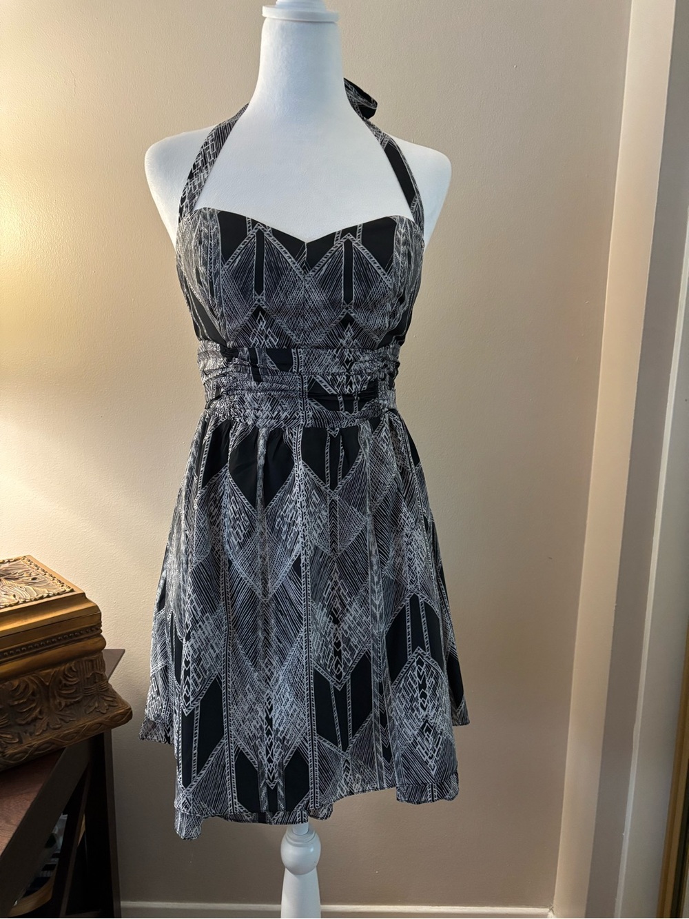 Guess Backless Halter Dress Women’s Size 4 Black & White Herringbone Pattern